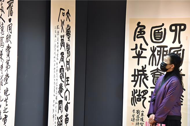 参观者专注欣赏臺湾书法名家作品。（华梵大学提供）