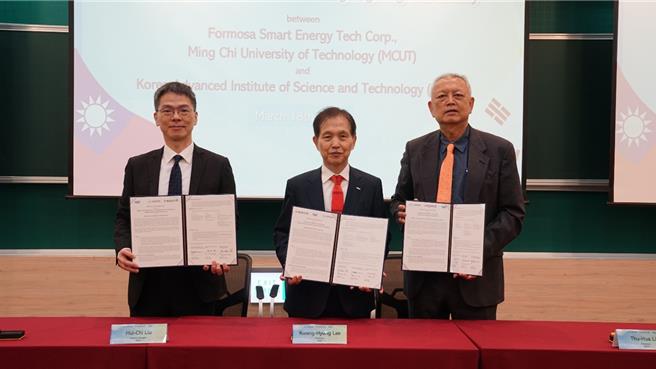 台塑新智能總經理劉慧啟（左）、韓國KAIST校長李光炯（中）、明志科大校長劉祖華（右）共同簽約。（明志科大提供）