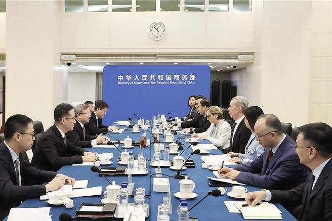 大陸商務部國際貿易談判代表兼副部長王受文20日會見美中貿委會會長艾倫及會員企業代表。（大陸商務部官網）