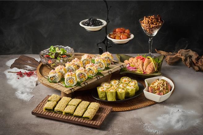 養心茶樓絮雪筵7品大拼盤，有用鳳梨蜜紅蘿蔔讓味道轉為蜜地瓜的甜感，還有創意的紫蘇櫻花捲。（養心茶樓提供／吳娮翎台北傳真）