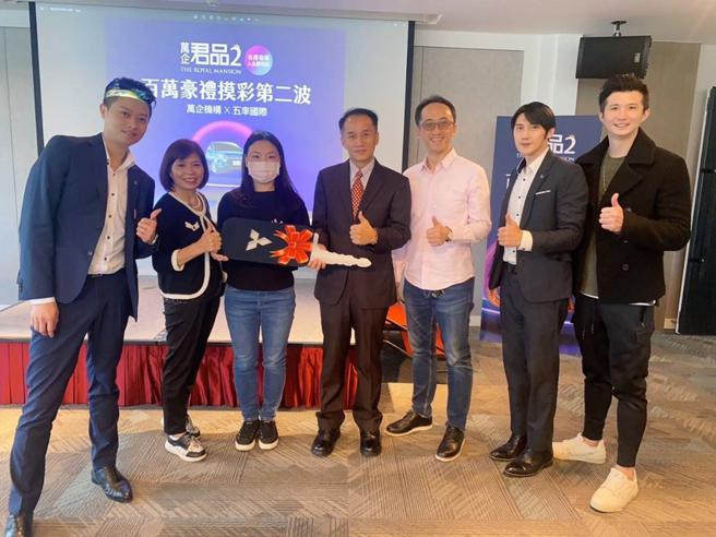 「万企君品2」以实际行动挺青年成家，推出购屋史上最轻松订签3%优惠付款方案，同时再大器加码送3台汽车，让首购客除了可以轻松成家。图/业者提供