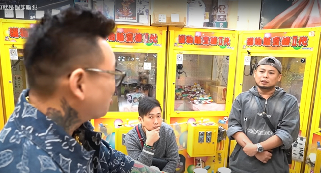 蹦板与游否希当场对质，但游否希不认藏籤诈骗一事。（图／摘自蹦板YouTube）