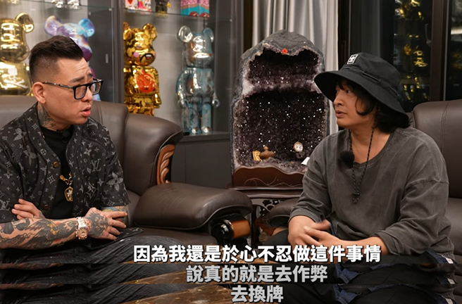 蹦板找来游否希前合作伙伴小宇，小宇坦承做籤2年，还揭露做籤手法，并向大眾道歉。（图／摘自蹦板YouTube）