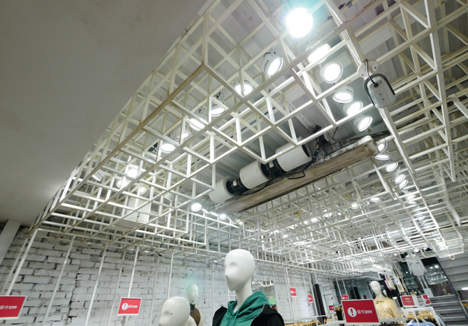 经济部预计本周拍板四月电价调整方案，图为夜市店家灯火通明，电价如果调整，将会受大影响。（陈俊吉摄）