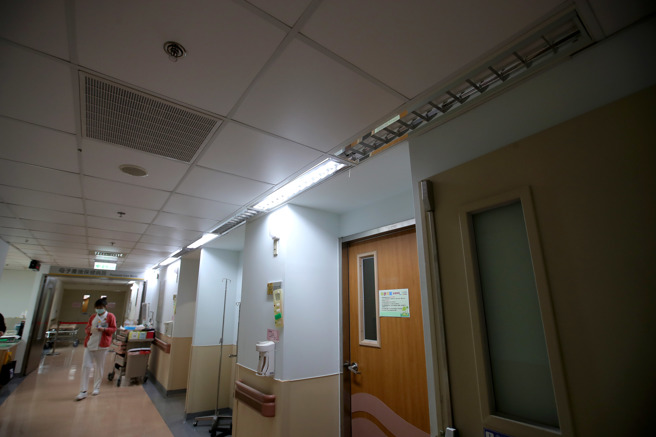 新北市某区域医院，院方为了节电，将天花板的日光灯改配置为间隔照明，以节省电费支出。（黄世麒摄）