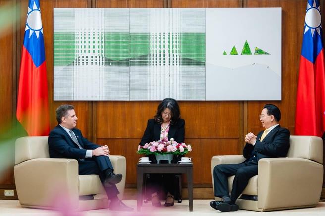 外交部长吴钊燮21日上午会见巴拉圭资通讯科技部长比亚德。（外交部提供）