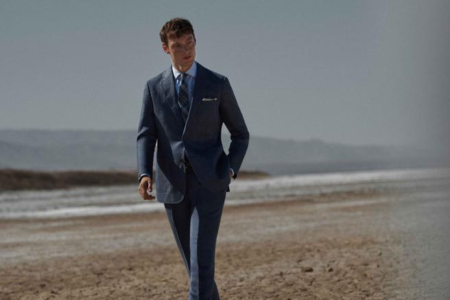 SOGO復興館BROOKS BROTHERS棉麻混紡深藍色西裝外套2萬2900元、棉麻混紡深藍色西裝褲9590元。（SOGO提供）