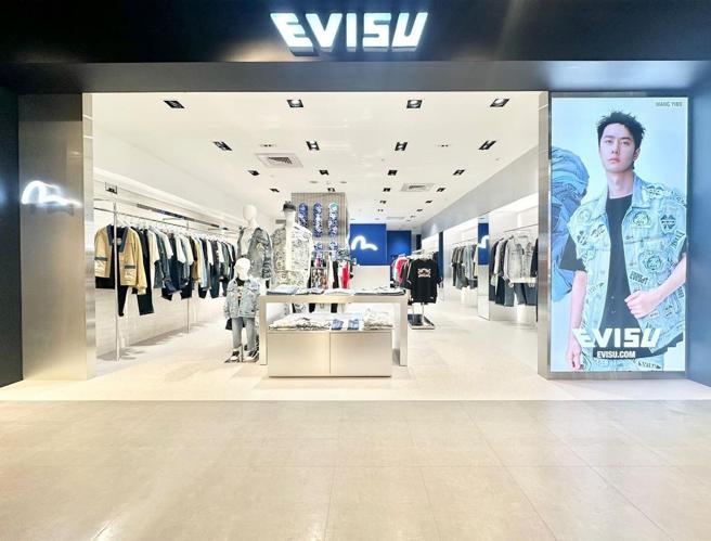 新光三越信義新天地A11新櫃​​EVISU登場，是不少牛仔褲收藏家的最愛。（新光三越提供）