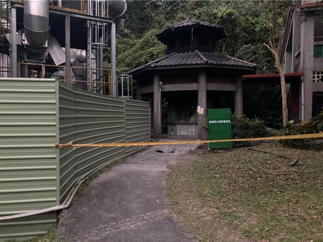 宜兰县员山福园今（21日）下午4时许传出爆裂声，疑因家属一次燃烧太多纸制莲花塔，多达9箱，导致金炉温度过高而造成屋檐爆裂。（民眾提供／吴佩蓉宜兰传真）