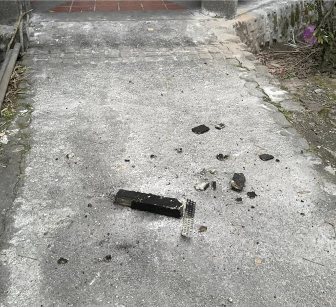 宜兰县员山福园今（21日）下午4时许传出爆裂声，疑因家属一次燃烧太多纸制莲花塔，多达9箱，导致金炉温度过高而造成屋檐爆裂。（民眾提供／吴佩蓉宜兰传真）