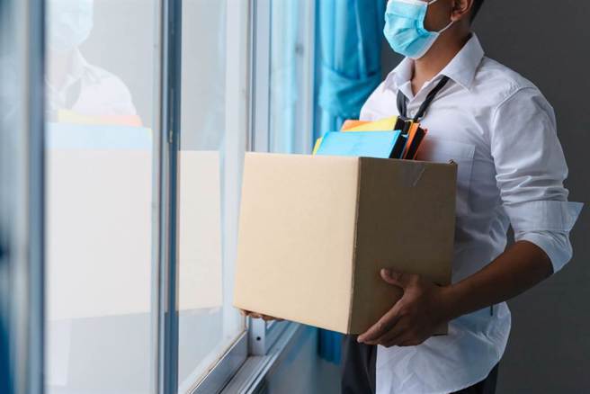 一名网友抱怨，自己到任第三周就被公司通知走人，乡民却反指公司是良心企业。（示意图：shutterstock／达志）