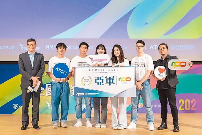 金企四普大中（右二）、黄柏勋（左二）、何韵寧（右三）与台大环工黄衍瑞（左三）、东吴国贸苏誉绫（中）组队获「2023ATCC × YLL NPO永续创新个案大赛」全国亚军，与青艺盟盟主余浩玮（右一）、前远传执行副总经理暨财务长李圣珉合影。图／辅大金融国企系提供