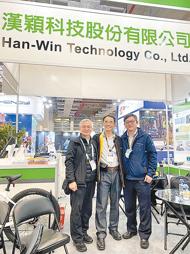 台北自行车展期间，微笑单车（YouBike）总经理何友仁（中）到汉颖展位拜会，与汉颖创办人暨总经理高汉荣（右）合影。图／汉颖科技提供