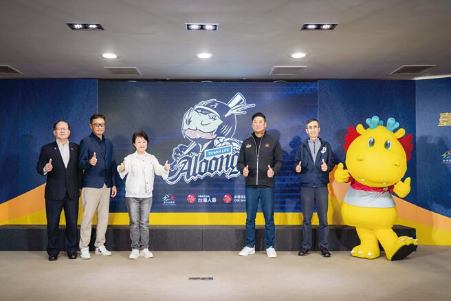 台中台寿霸龙成棒队新视觉亮相，台中市长卢秀燕（左三）、中华民国棒球协会理事长辜仲谅（右三）、中信金控行政长高人杰（左二）、台湾人寿董事长郑泰克（右二）及中信育乐董事长陈国恩共同揭晓。  图／台湾人寿提供