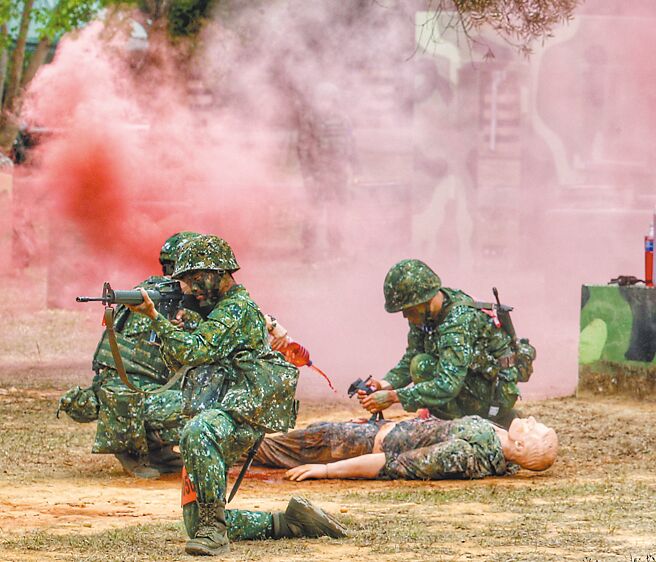 一年期义务役入伍训练期末鑑测，20日在台中成功岭进行人员偽装、战术行军状况演练、震撼教育等项目，役男在烟雾、爆破、枪声中前进，或随时应变突发状况就地掩护。 （图文：王英豪）（相关新闻刊A3）