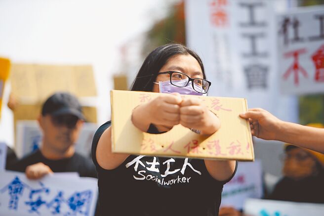台北市社工职业工会20日集结300人至卫福部陈情抗议，演出社工被上铐行动剧，表达心中愤慨。（杜宜谙摄）