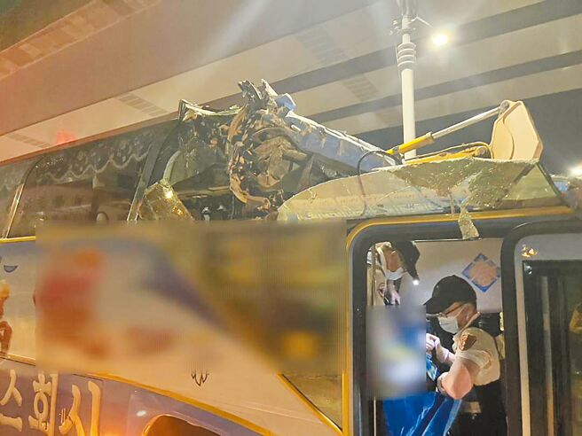 56歲鄧姓男子駕駛的觀光遊覽車，20日晚間8點多路經仁武區水管路上，因撞擊高速公路下涵洞，導致車身嚴重毀壞，車頂被削去半截，並釀成1死14人受傷慘劇，現場滿目瘡痍。警消調查初步排除駕駛酒駕，詳細肇事原因深入釐清中。（高雄市警消提供／林雅惠傳真）