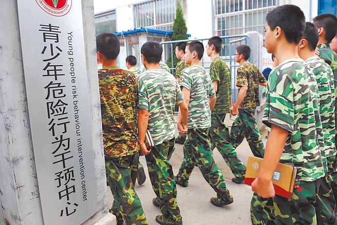 外界担心社群媒体使用时间的增加、收入不平等、住房危机、战争和气候变迁，会影响儿童和青年的幸福度。图为大陆参加戒除网瘾的少年准备进行课外活动。  （新华社）