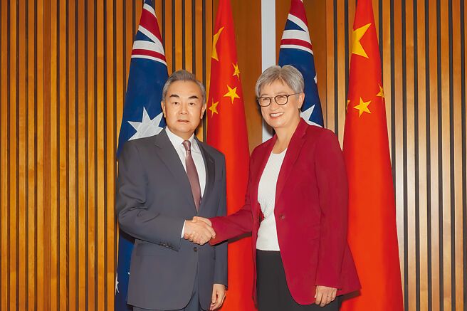 中国外长王毅（左）20日在坎培拉与澳洲外长黄英贤共同主持第7轮中澳外交与战略对话。（新华社）