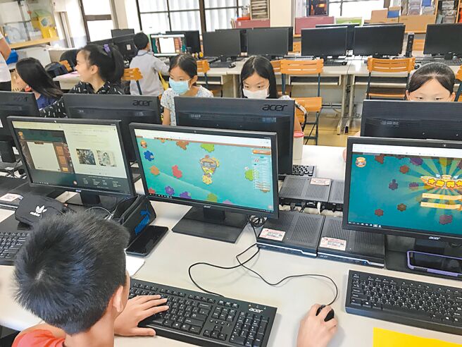 新北市2024年投入1.3億元，採購數位內容與教學軟體。圖為文德國小學生在課堂上使用PaGamO平台練習閱讀測驗。（新北市教育局提供／陳慰慈新北傳真）