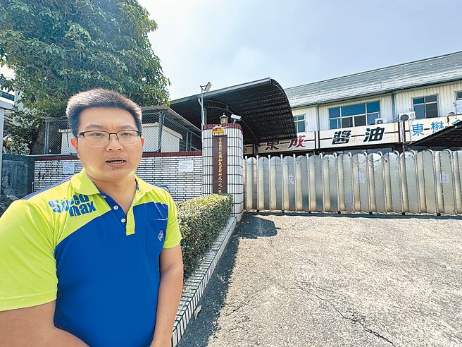 台南老字號東成醬油遭爆非自釀後，即日起至4月19日提供消費者無償退換貨，行銷經理鄭文翔20日出面澄清，強調自家醬油「絕無混用」。（曹婷婷攝）