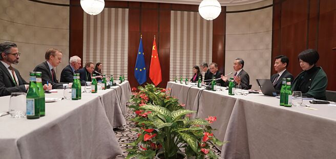 第14次中国-欧盟防务部门安全政策对话11日在北京举行。图为今年2月中国外长王毅（右三）与欧盟外交与安全政策高级代表波瑞尔会晤。（中新社）