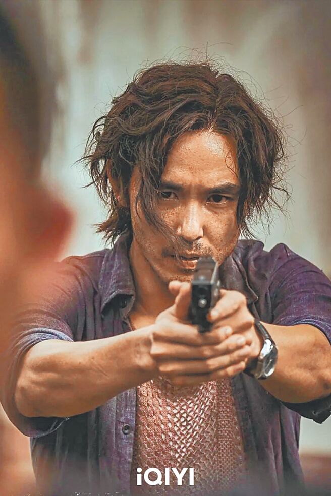 阮经天在《怒潮》耍狠的场面引起热议。（爱奇艺国际版提供）