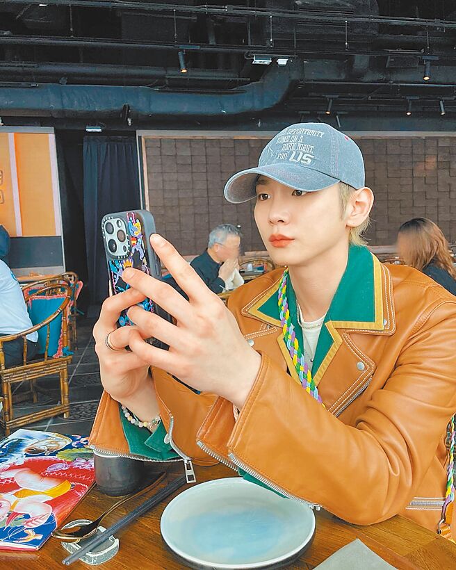 KEY不只唱跳實力俱佳，還憑藉好口才活躍於各大綜藝節目。（摘自IG）