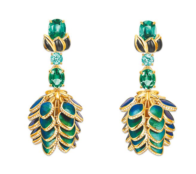 伯爵Metaphoria系列Silua玫瑰金綠碧璽鑽石耳環，約1110萬元。（PIAGET提供）