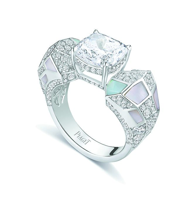 伯爵Metaphoria系列Roscida白金珍珠母貝鑽石戒指，935萬元。（PIAGET提供）