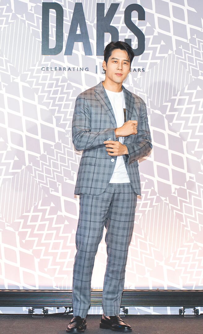 胡宇威身穿DAKS周年限定系列的Geo Check西裝出席品牌服裝大秀，該系列名稱與胡宇威的英文名一樣，讓他覺得很有緣分。（吳松翰攝）