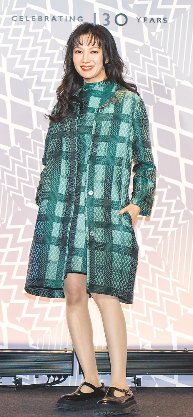 李杏以DAKS本季主打的翡翠綠Geo Check格紋風衣與洋裝，現身DAKS 130周年服裝大秀。（吳松翰攝）
