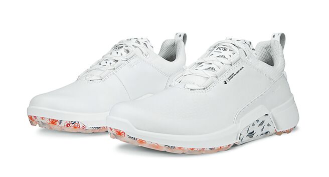 ECCO×高寶璟Lydia Ko限量聯名設計「GOLF BIOM H4 高爾夫健步H4」，將代表她家鄉韓國和成長地紐西蘭的國花—木槿花與銀蕨化作圖騰，1萬500元。（ECCO提供）
