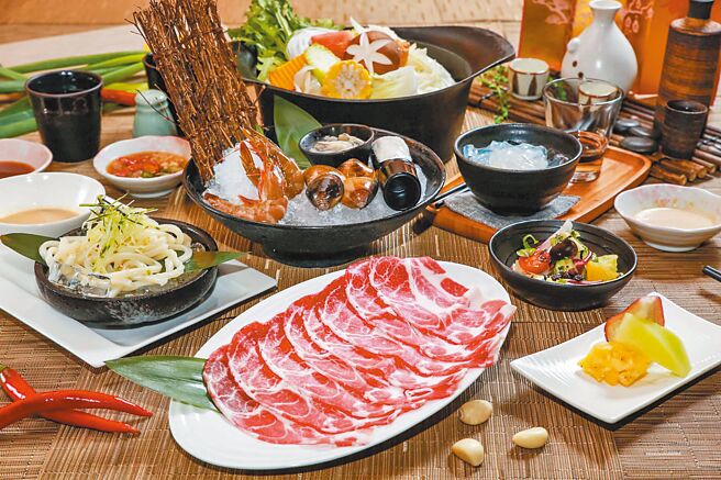 歡慶9周年，民眾到「月兒彎彎」涮涮鍋點選指定套餐，第2套享6折優惠。（北投大地酒店提供）飲酒過量 有礙健康