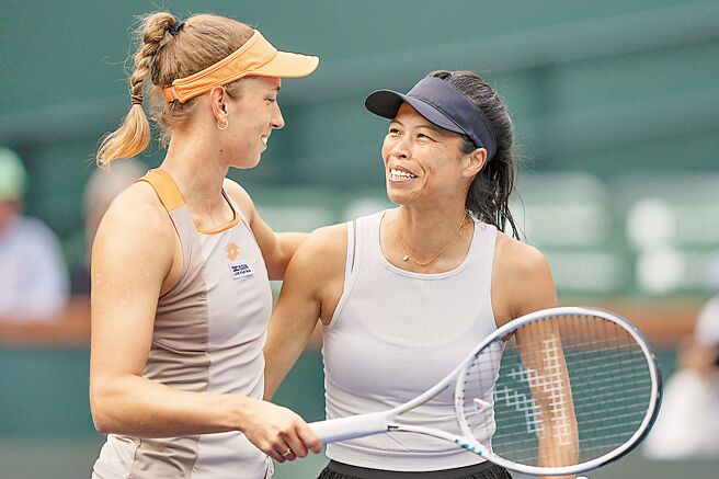 谢淑薇（右）近期与比利时女将梅腾丝赢得印地安泉女双冠军，奥运搭檔则要从5位同胞女将中择一。（美联社）