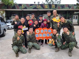 金防部官兵暖心送餐10年如一日 獨居嬤回贈水果感恩圓夢
