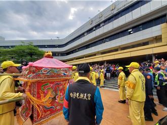 白沙屯妈祖神轿惊奇转弯进云县府  张丽善哽咽祈求：让云林脱离贫穷