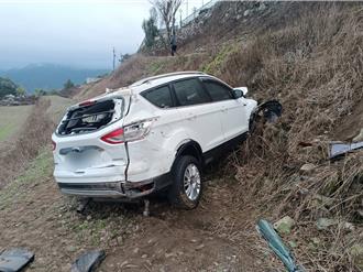 詭異！男坐車上1小時未下車 警到場目擊猛踩油門墜坡亡