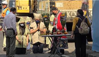 仁武遊覽車撞涵洞1死15傷！家屬「博無筊」30年好友喊話終應筊