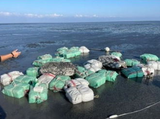 岸漂10億K毒畫面曝光！私梟丟包985公斤毒品擱淺  景象駭人