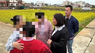 兩滯陸釣客家屬感情甚篤 憂士官獨自未歸 兩母相擁落淚