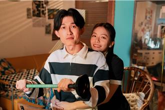 冰球樂團主唱躺億萬票房女神腿上爽掏耳 遭嗆：給我下來