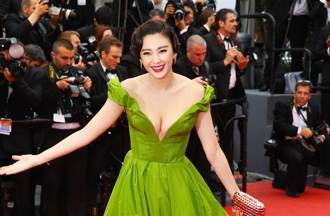 最辣星女郎「腰間贅肉溢出」 親手狠捏長嘆一口氣