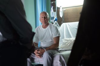 布魯斯威利患失語症息影2年 愛妻親親照洩他近況