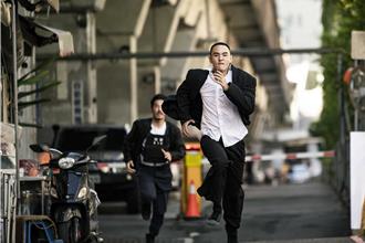  獨家直擊／阮經天《周處》大陸熱賣20億再翻紅 公園陪母當孝子享天倫樂