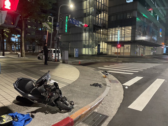 北市內湖機車與小貨車擦撞 騎士頭部重創昏迷送醫