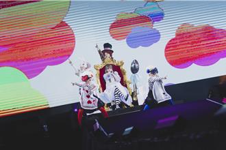 卡莉怪妞港都开唱化身爱丽丝 揪帅尪游寿山动物园被猕猴吓到