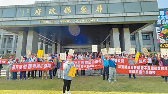 反對舊寮國小裁併 上百校友抗議