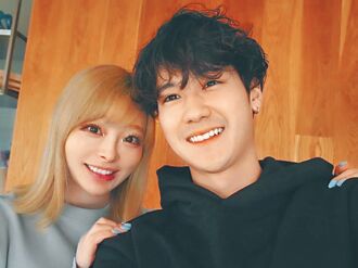 卡莉怪妞抵达高雄华莎宠粉送签名