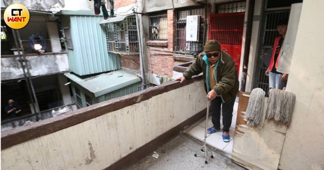 鄭老先生獨居在南機場夜市的老舊公寓中，卻也在這天龍國的弱勢區域中發揮弱弱相助精神，意外成為街友的總舖師。（圖／趙世勳攝）